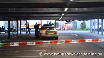 Motorradfahrer stürzt aus Parkhaus ab