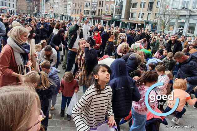 Heppie de paashaas gooit 9.000 chocolade eitjes uit het raam van Truiens stadhuis