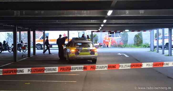 Motorradfahrer stürzt aus Parkhaus ab