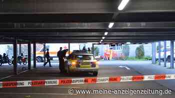 Motorradfahrer stürzt aus Parkhaus ab