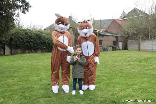 Tweehonderd kinderen zoeken naar paaseitjes tijdens gouden paaseierenraap