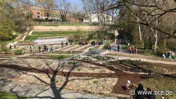 Großer Andrang beim Ostereiersammeln im Botanischen Garten - die Fotos