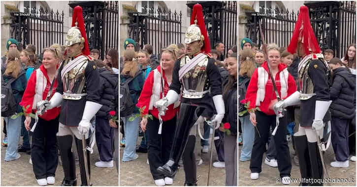 Turista si avvicina alla Guardia Reale per un selfie ma il soldato scatta e urla: “Non toccarmi”. E lei reagisce così