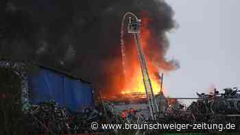 Großfeuer-Rauchwolke verdunkelt Hamburger Innenstadt