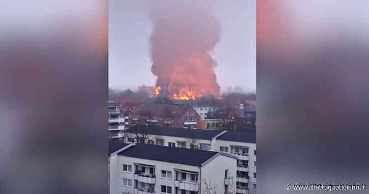 Amburgo, vasto incendio coinvolge container di sostanze chimiche: è allerta sanitaria. Il video della nube di fumo nero