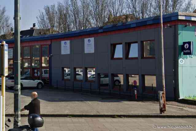 Wagen rijdt tegen politiekantoor in Brussel, bestuurder opgepakt: “Mogelijk controle verloren tijdens rodeorijden op parkeerterrein”