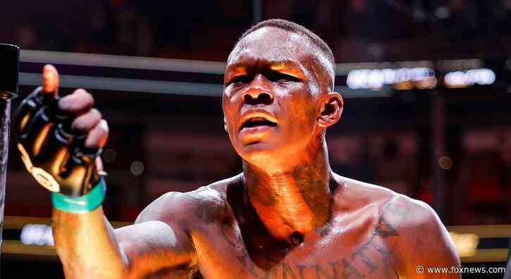 Israel Adesanya gives iconic celebration after knocking out Alex Pereira to win back UFC belt