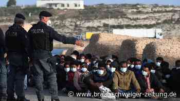 Knapp 1000 Bootsmigranten erreichen Lampedusa