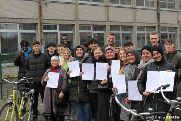 Samenlevingsopbouw en  GO! talent leren vijftien vrouwen fietsen