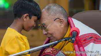 Nach viralem Video: Dalai Lama entschuldigt sich bei Jungen