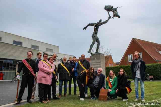 Bronzen beeld ‘De Kattenknippeling’ onthuld bij GC De Knippelaar: “Wie het gewicht raadt, wint een miniatuur”