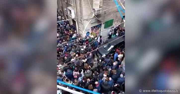 Napoli, folla in pellegrinaggio verso il “largo Maradona”: caos e traffico bloccato ai Quartieri Spagnoli