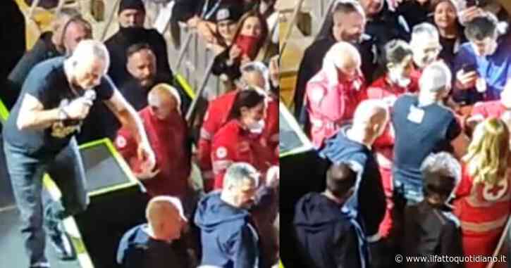 La Croce Rossa contro Eros Ramazzotti per l’accusa di ritardo nei soccorsi alla fan: “Atteggiamenti diffamatori, valutiamo vie legali”