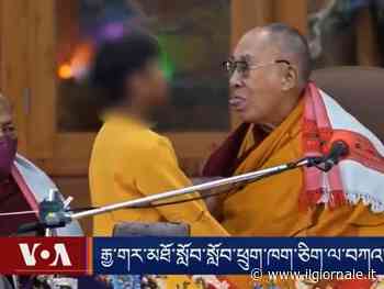 "Mi succhi la lingua?" il video choc del Dalai Lama con un bambino