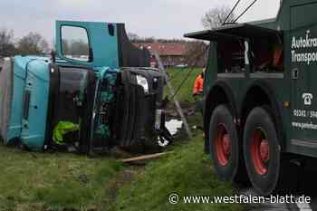 Sattelzug rutscht in Batenhorst in den Graben