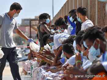 Allacci abusivi all'hotspot di Lampedusa: così i migranti ricaricano i cellulari