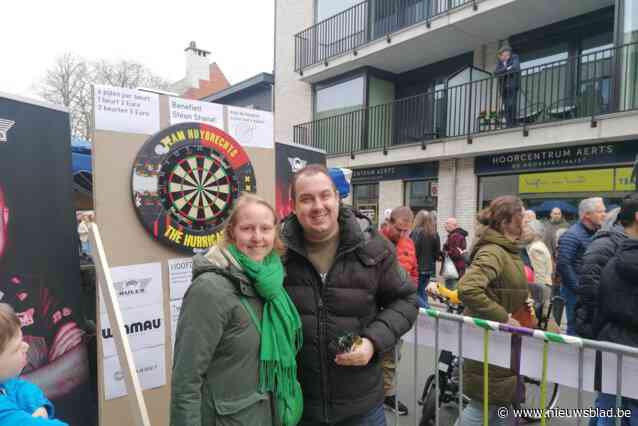 Dartskraam van Kim Huybrechts levert heel wat geld op voor Shana (35), die strijdt tegen darmkanker