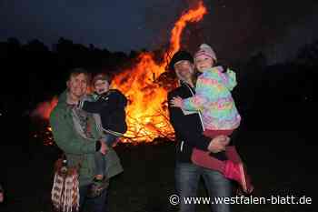 Tolle Stimmung lodert beim Osterfeuer