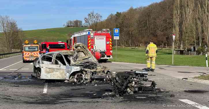 Motorradfahrerin stößt mit Auto zusammen und stirbt