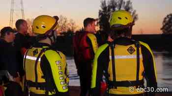 Fresno Fire conducts water rescue training on San Joaquin River