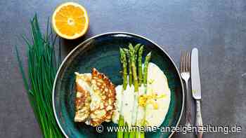 Schnittlauchpfannkuchen mit grünem Spargel und Orangensauce