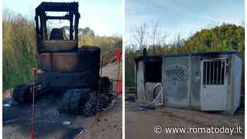 Incendio nel cantiere stradale: in fiamme una ruspa e un container