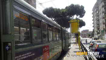 Si sdraia sui binari della Prenestina e blocca le corse dei tram