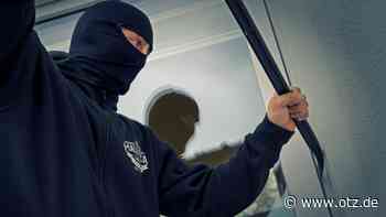 19-Jährige überschlägt sich mit Pkw - Unbekannte scheitern bei Einbruch