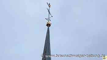 Wetterfahne droht von Peiner Kirchturm zu stürzen