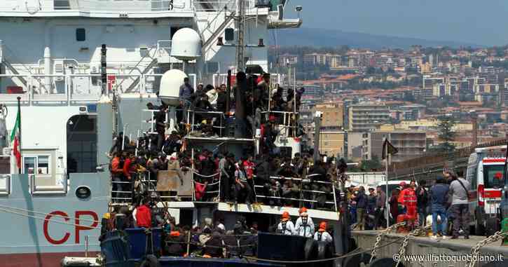 Catania, 700 migranti approdano al porto: applauso a bordo al momento dell’attracco – Video