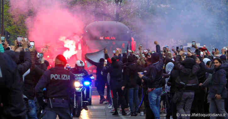Milan-Napoli, l’arrivo del pullman dei rossoneri tra due ali di tifosi: le immagini prima della partita di Champions League