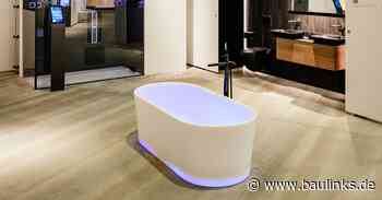 In Farben baden - Laufen experimentiert mit Badewanne aus lichtdurchlässigem Material integriertem LED-Panel