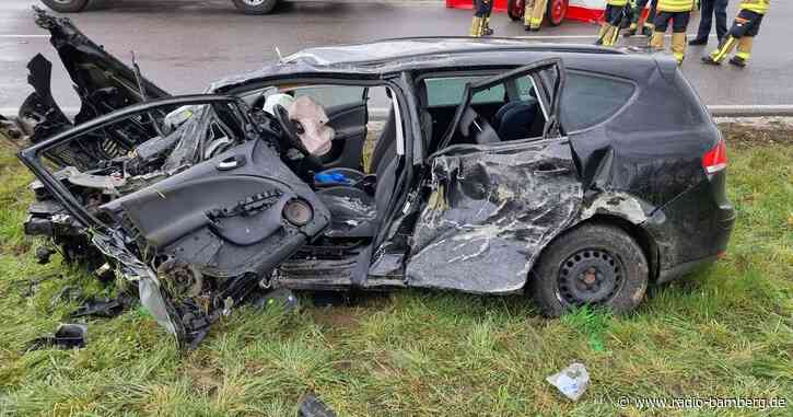 Auto prallt frontal mit Lkw zusammen: Fahrerin tot