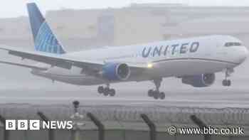 Planes struggle to land at Heathrow Airport due to high winds