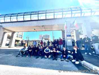 Les policiers municipaux bloquent l’entrée de la préfecture des Alpes-Maritimes, à Nice, ce jeudi d'après-midi