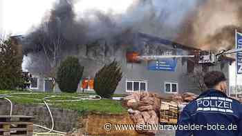 Brand in Simmozheim: Schreinerei nahe B 295 brennt komplett aus