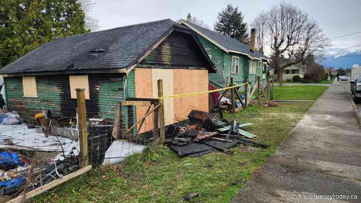 Chilliwack Fire Dept. douses fire before it spreads to nearby Nowell St. home