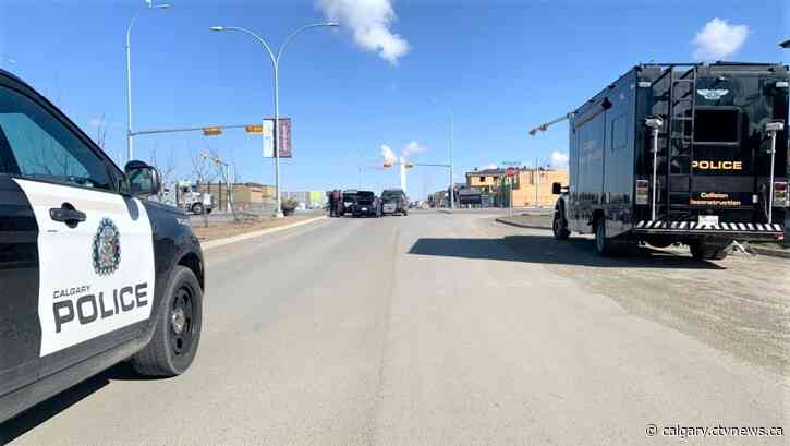 2 injured in northwest Calgary crash, 1 person flees scene