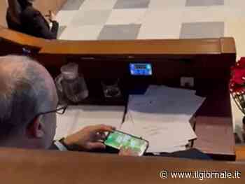 Il consiglio comunale annoia? Il sindaco di Roma Gualtieri gioca a Scopa