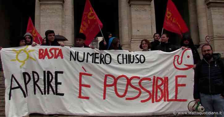 Numero chiuso a Medicina, nel primo giorno di test gli studenti protestano sotto al Ministero: “Si apra percorso per superarlo”