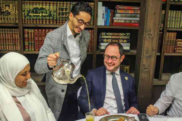 Minister Van Quickenborne schuift aan voor iftar in langst erkende moskee van het land: “Jullie zijn een voorbeeld van wat een moderne moskee moet zijn”