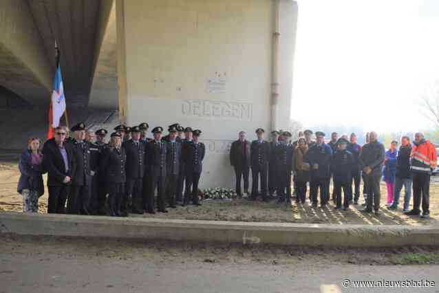Tien jaar na busramp met Russische schoolkinderen hangen gemeenten herdenkingsbord onder brug E34: “Belangrijk voor nabestaanden”