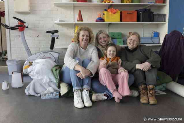 Er is maar één plaatsje vrij en dus kampeert Sophie (48) een week aan schoolpoort: “Maak het ons alsjeblief toch makkelijker voor onze kinderen”