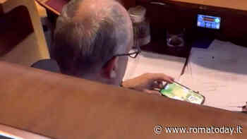 Gualtieri e la "noia" in consiglio combattuta con le carte online