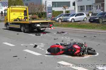 Kollision mit Lkw: Motorradfahrer (23) lebensgefährlich und Kind (10) schwer verletzt