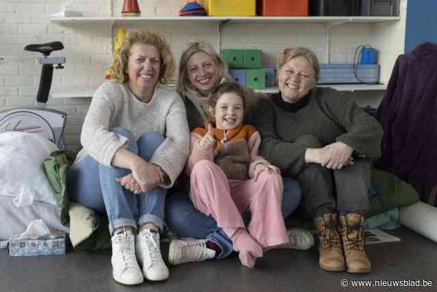 Sophie (48) kampeert week aan schoolpoort om énige vrije plaatsje te veroveren: “Maak het ouders alsjeblieft gemakkelijker”