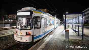 Zwei Jungs lassen sich auf Straßenbahn-Stoßstange durch Lobeda-West chauffieren