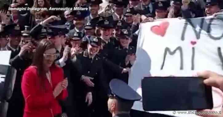 Fuori programma alla cerimonia di giuramento dell’Aeronautica a Viterbo: l’allievo maresciallo si inginocchia per la proposta di matrimonio