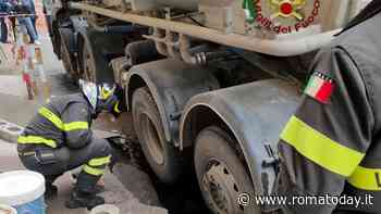 Si apre una voragine e la betoniera carica di cemento ci finisce dentro