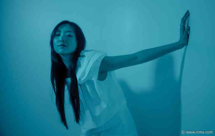 Sarah Kinsley returns with buoyant new single ‘Oh No Darling!’